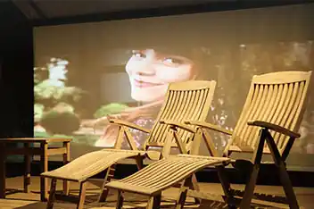 映像投影も可能なローリングシェード