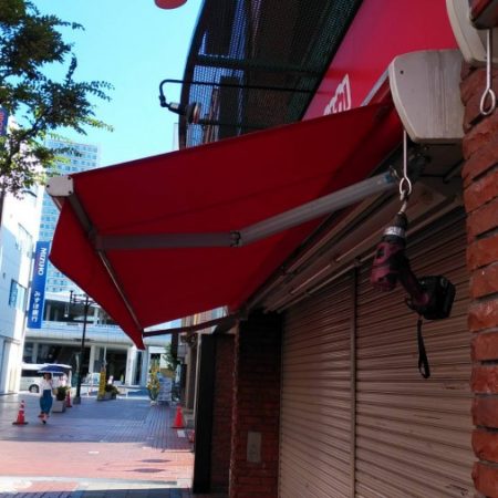 埼玉県上尾市｜手動式オーニングテントの施工事例（店舗・軒先）